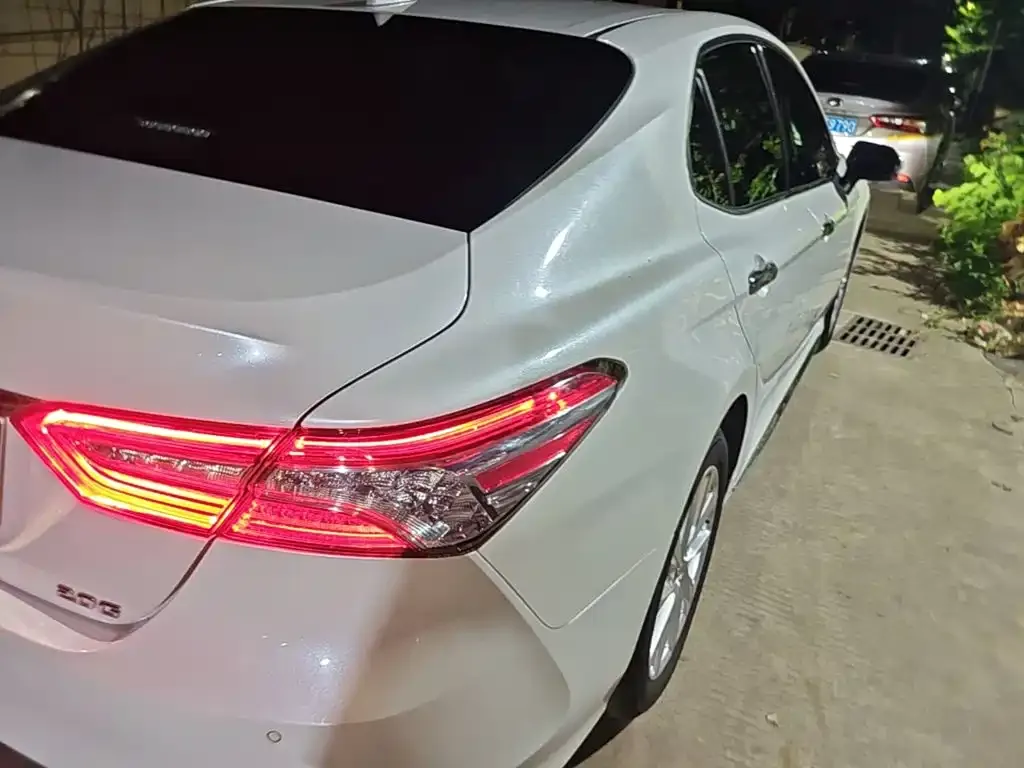 Toyota Camry — фото 2