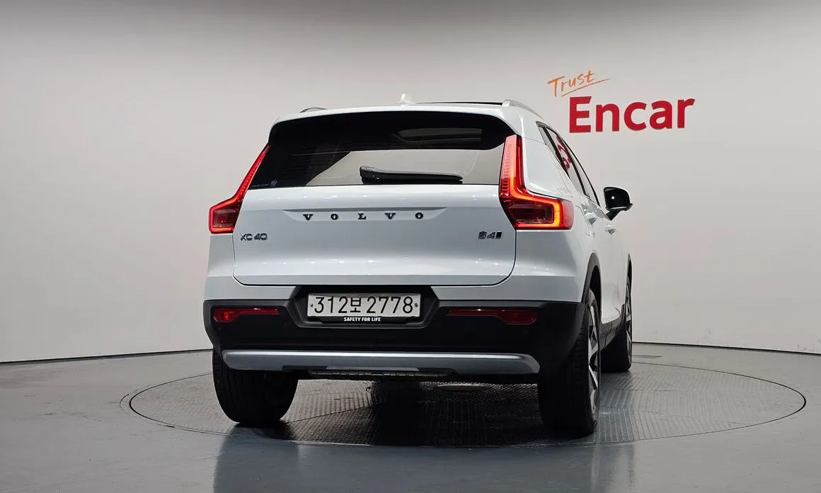 Volvo XC40 — фото 10