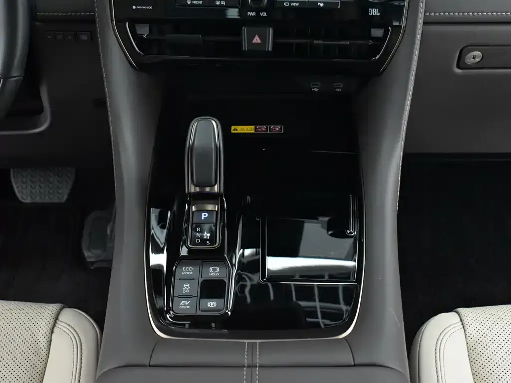 Toyota Alphard — фото 4