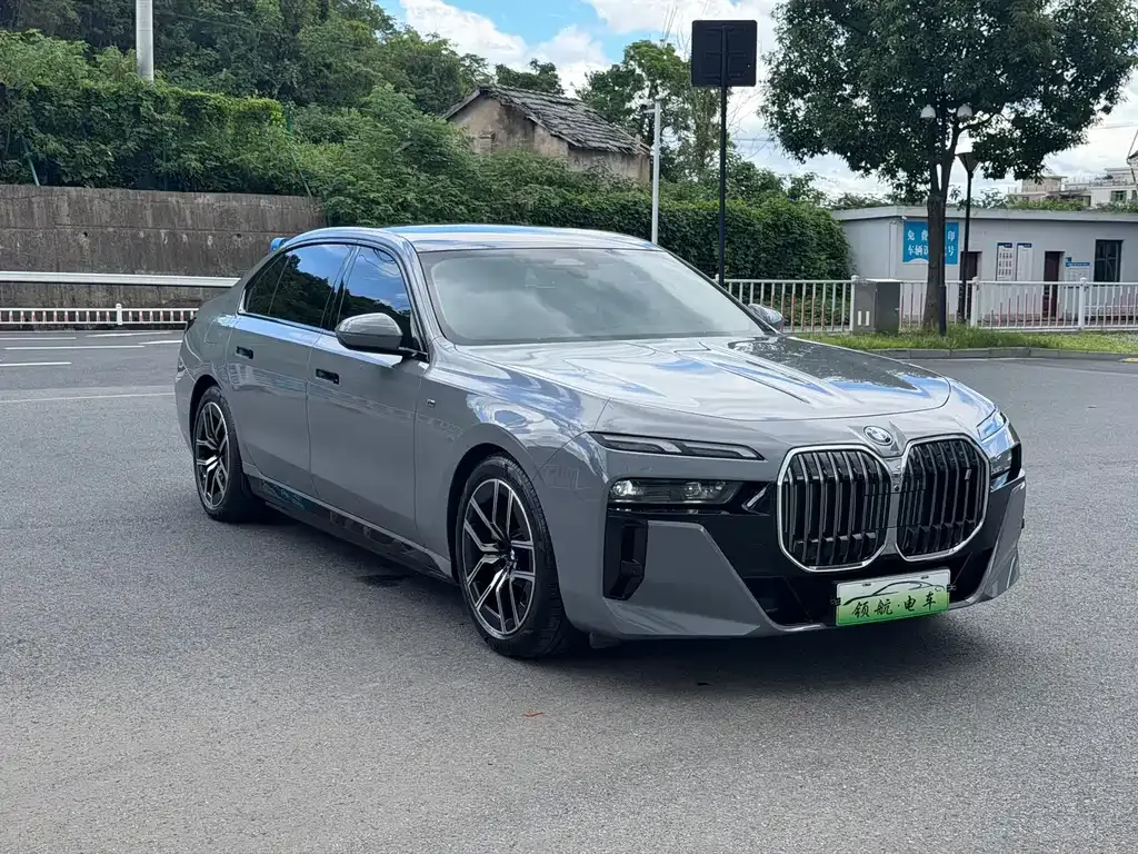 BMW i7 — фото 7