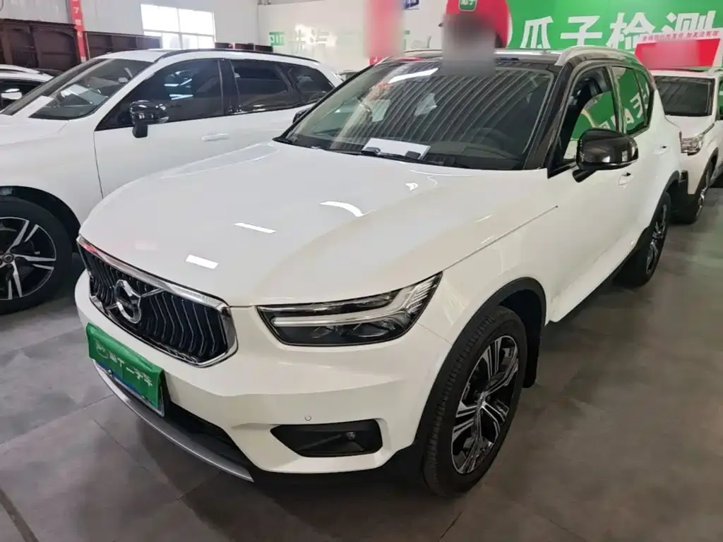 Volvo XC40 — фото 1