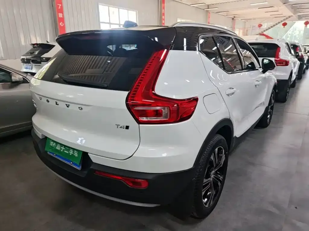 Volvo XC40 — фото 8