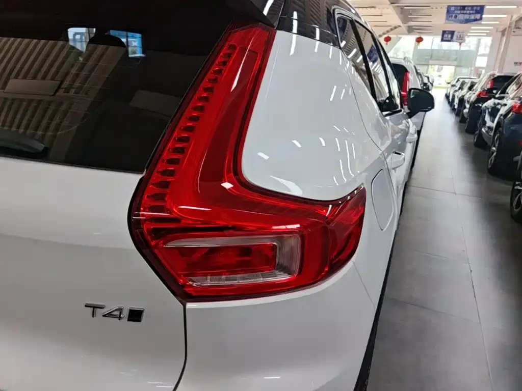 Volvo XC40 — фото 4