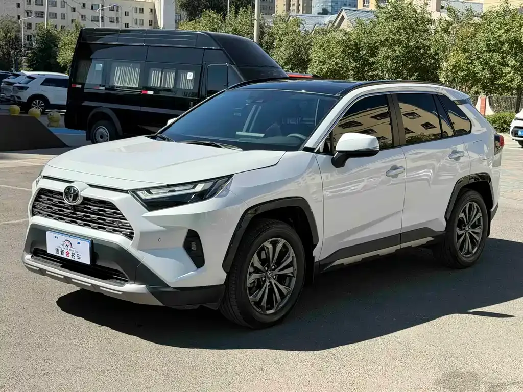 Toyota RAV4 — фото 1