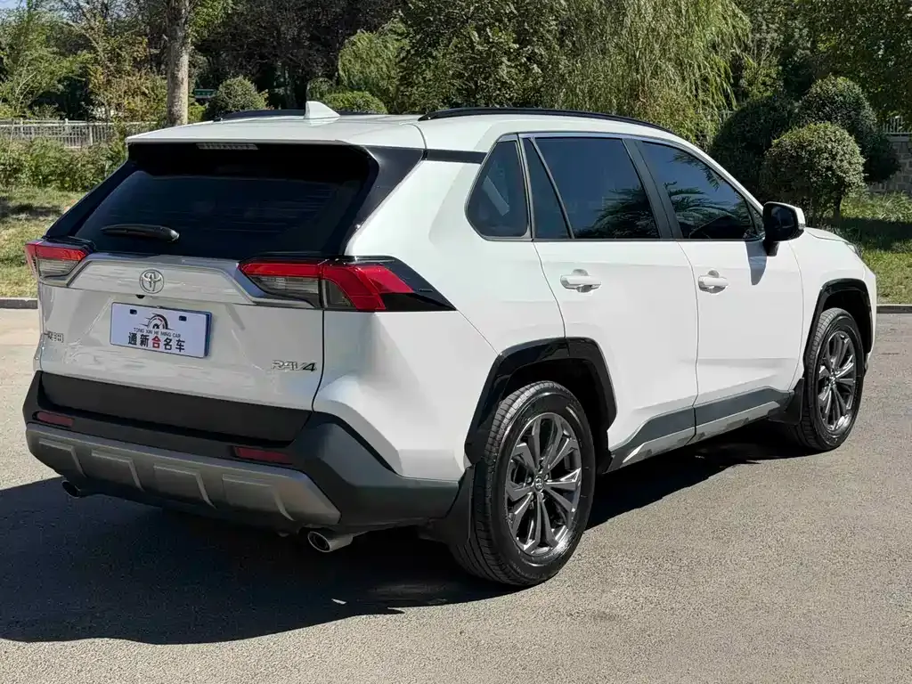 Toyota RAV4 — фото 5