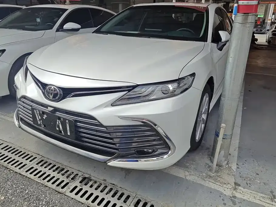 Toyota Camry — фото 1