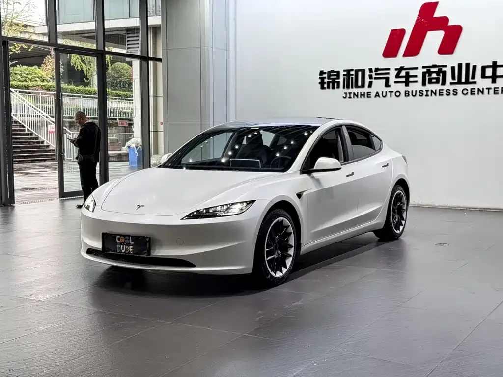 Tesla Model 3 — фото 1