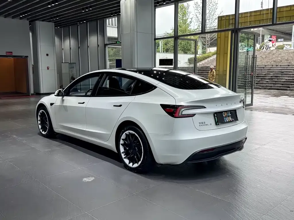 Tesla Model 3 — фото 9