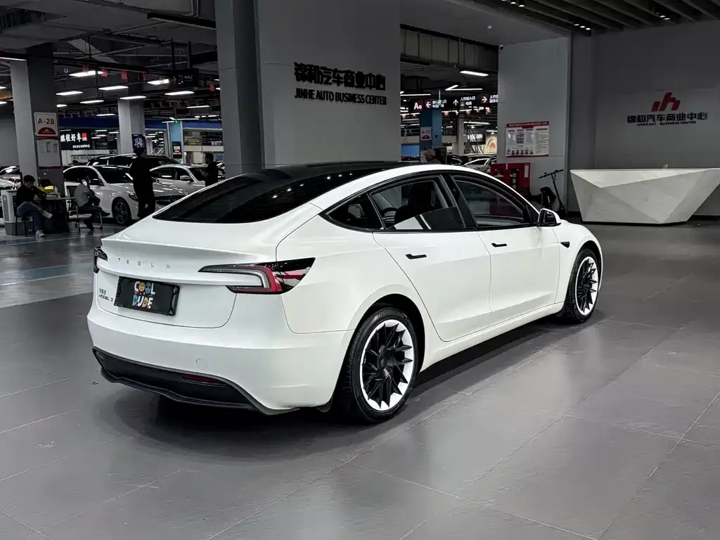 Tesla Model 3 — фото 7