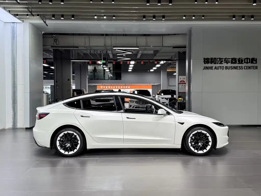 Tesla Model 3 — фото 2