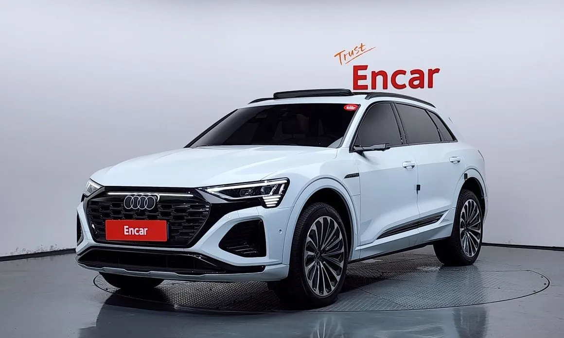 Audi Q8 e-tron — фото 1