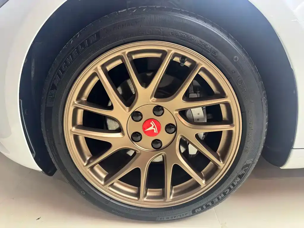 Tesla Model 3 — фото 10