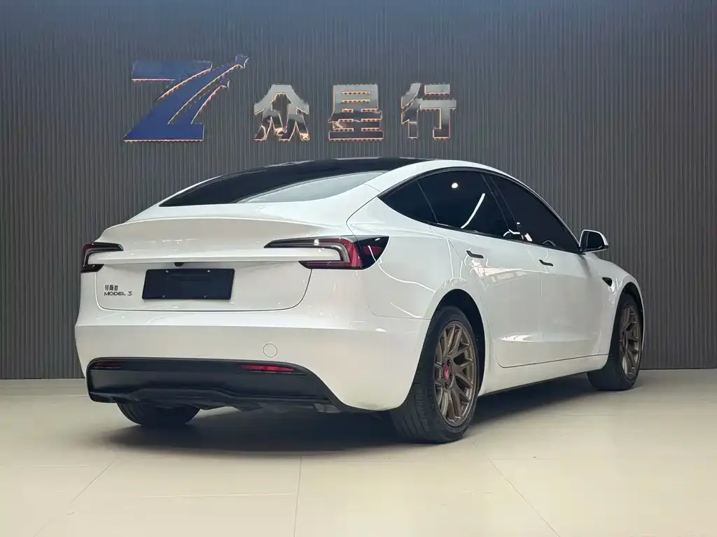 Tesla Model 3 — фото 3