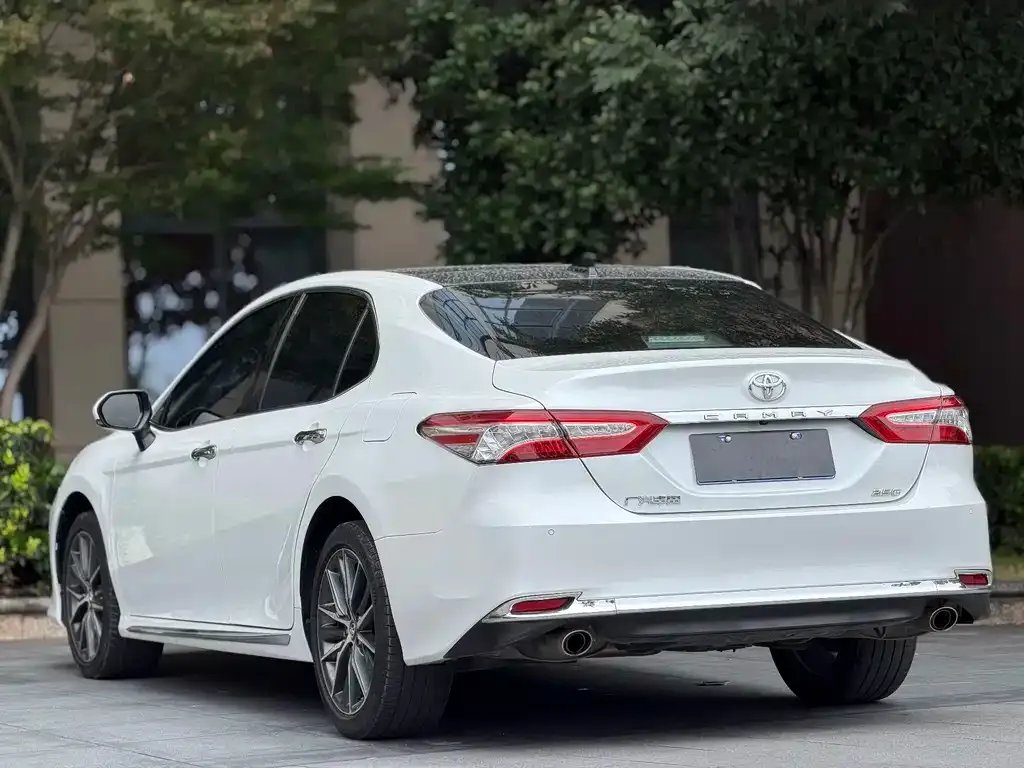 Toyota Camry — фото 6