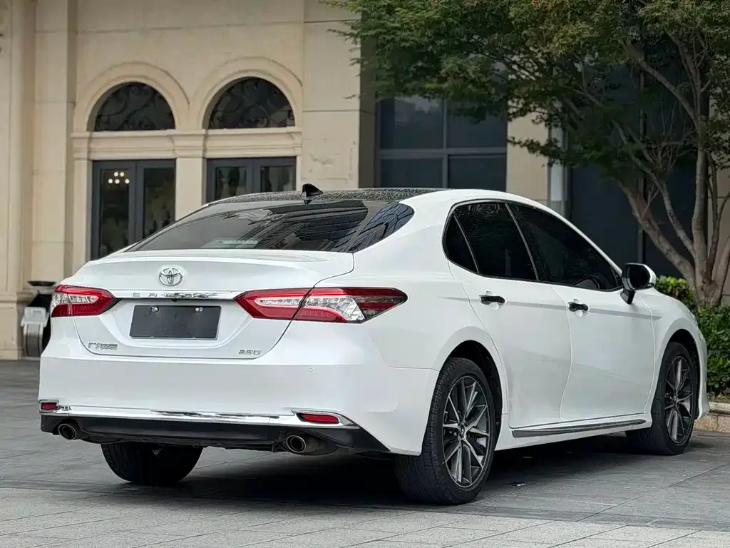 Toyota Camry — фото 10
