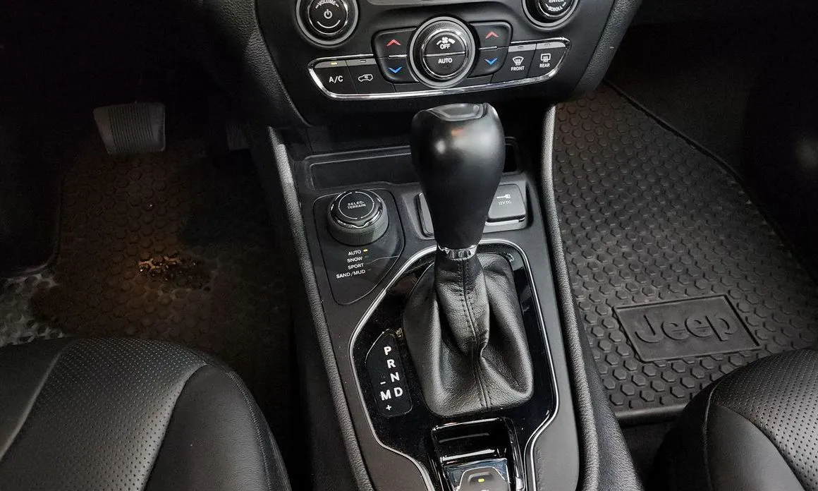 Jeep Cherokee — фото 10