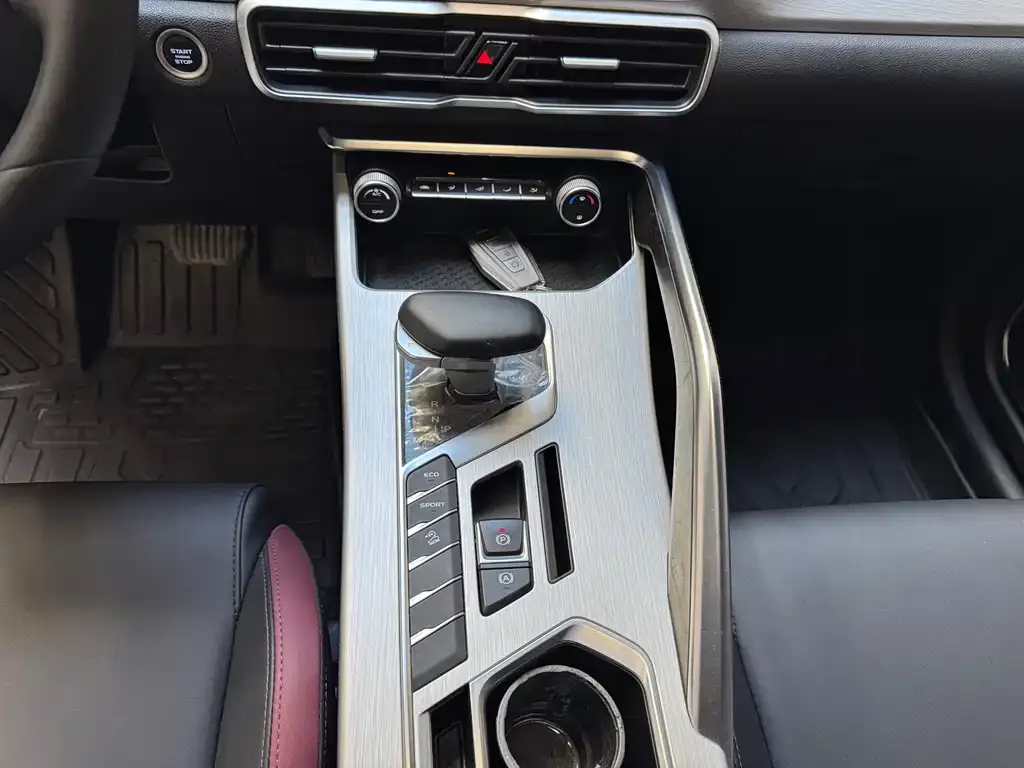 Geely Binyue — фото 10