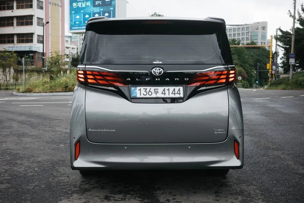 Toyota Alphard — фото 8