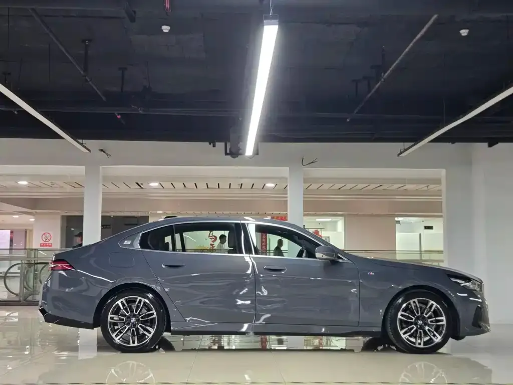 BMW 5 Series — фото 4