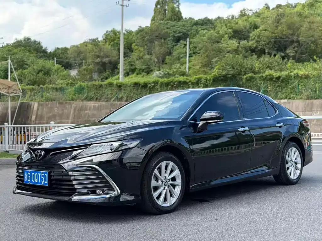 Toyota Camry — фото 1