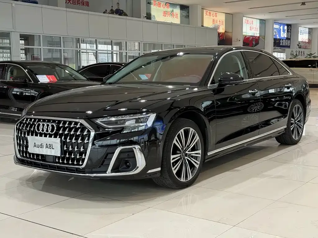 Audi A8 — фото 1