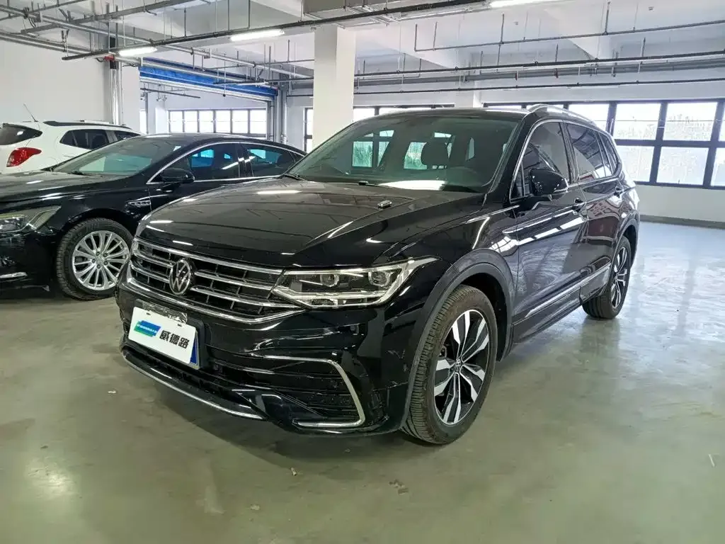Volkswagen Tiguan L — фото 1