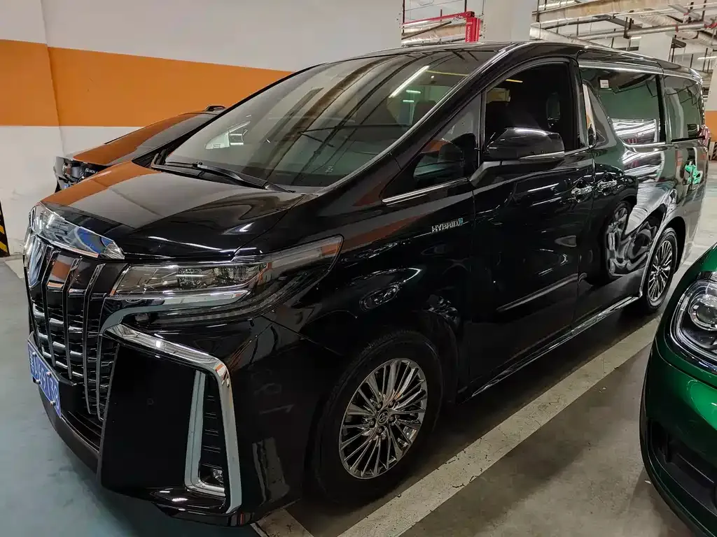 Toyota Alphard — фото 1