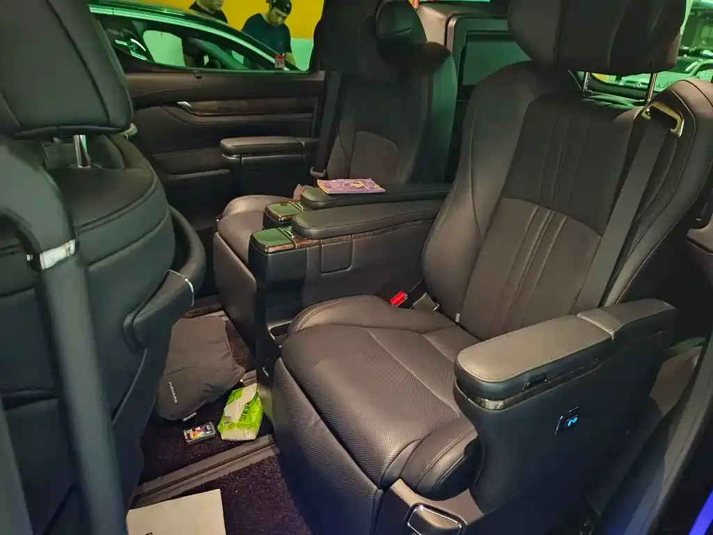 Toyota Alphard — фото 7