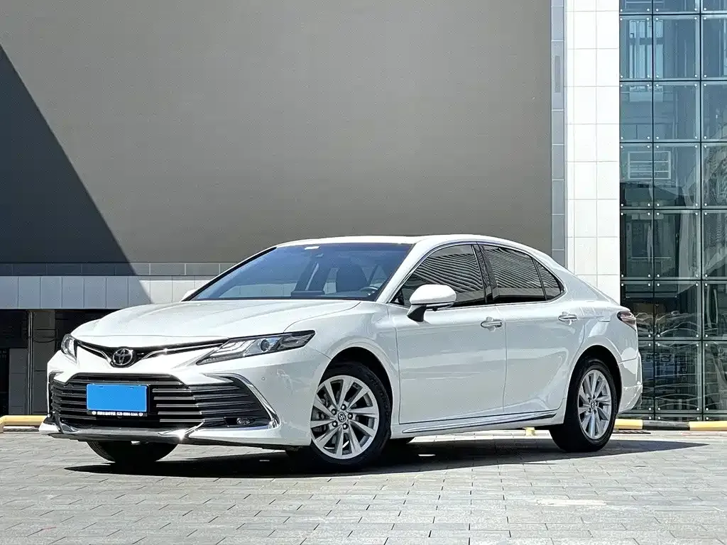 Toyota Camry — фото 1