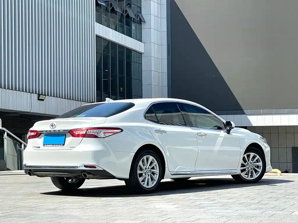 Toyota Camry — фото 9