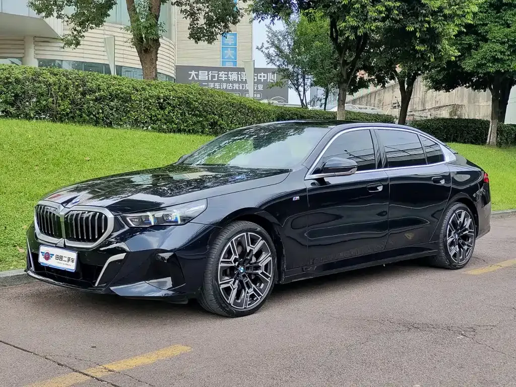 BMW 5 Series — фото 1