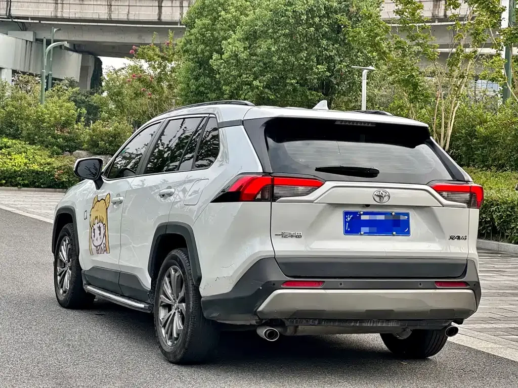 Toyota RAV4 — фото 7