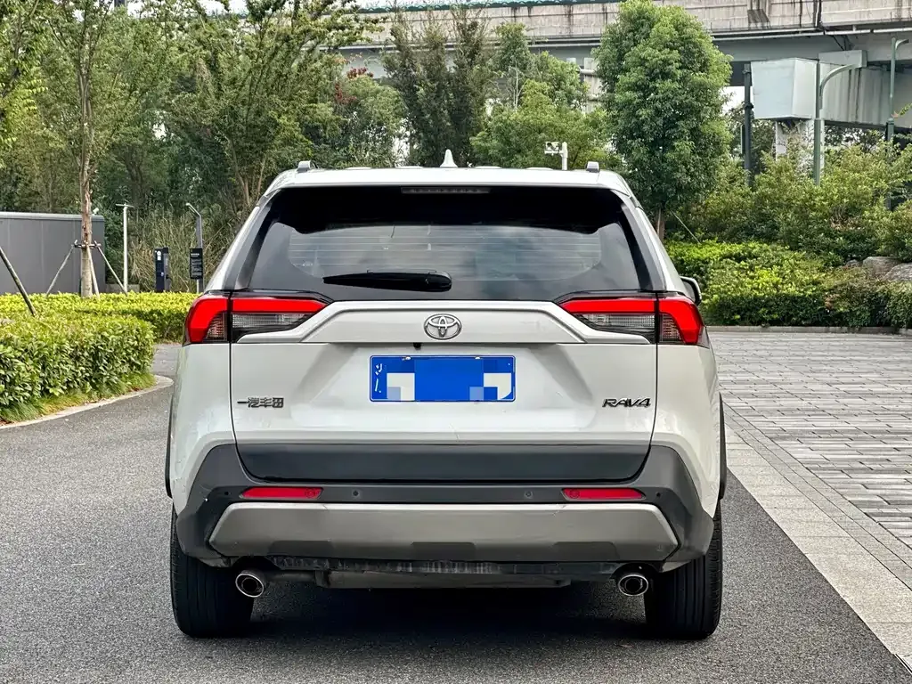Toyota RAV4 — фото 9