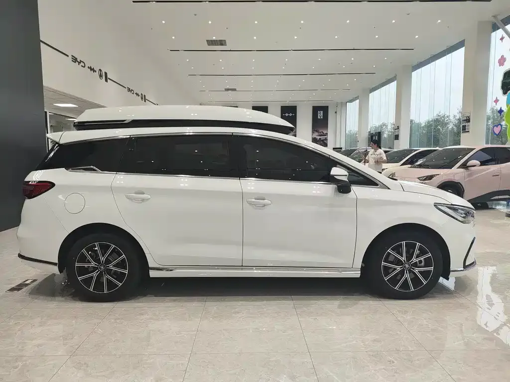 BYD MAX New Energy — фото 8