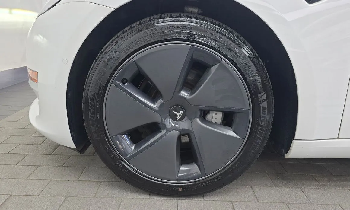 Tesla Model 3 — фото 10