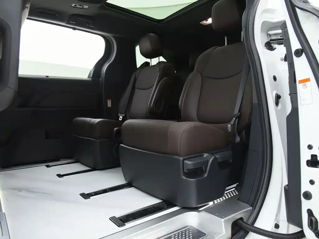 Toyota Granvia — фото 4