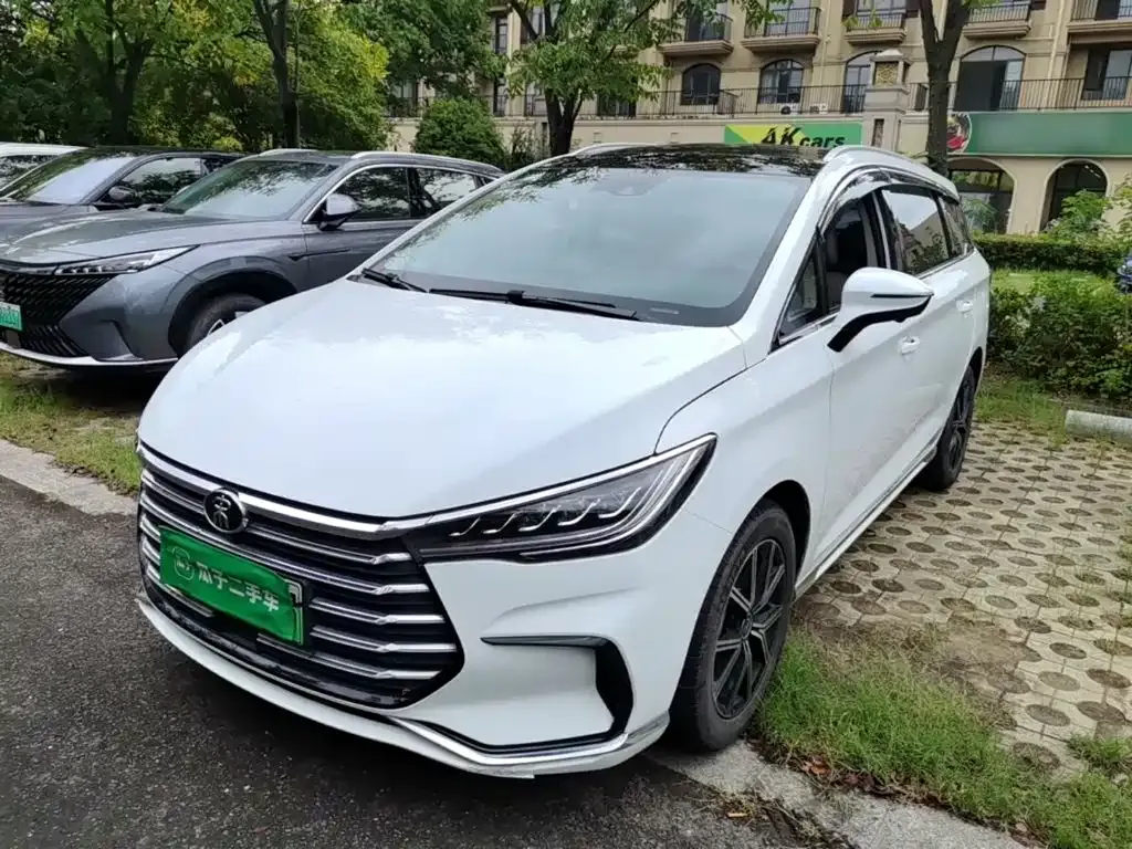 BYD MAX New Energy — фото 3