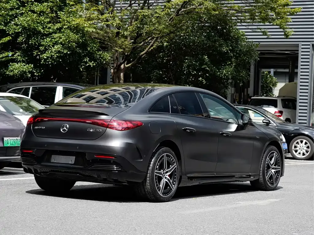 Mercedes-Benz EQE AMG — фото 10