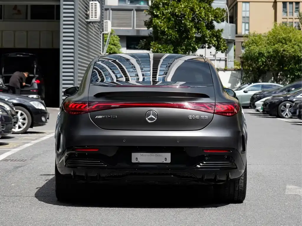 Mercedes-Benz EQE AMG — фото 6