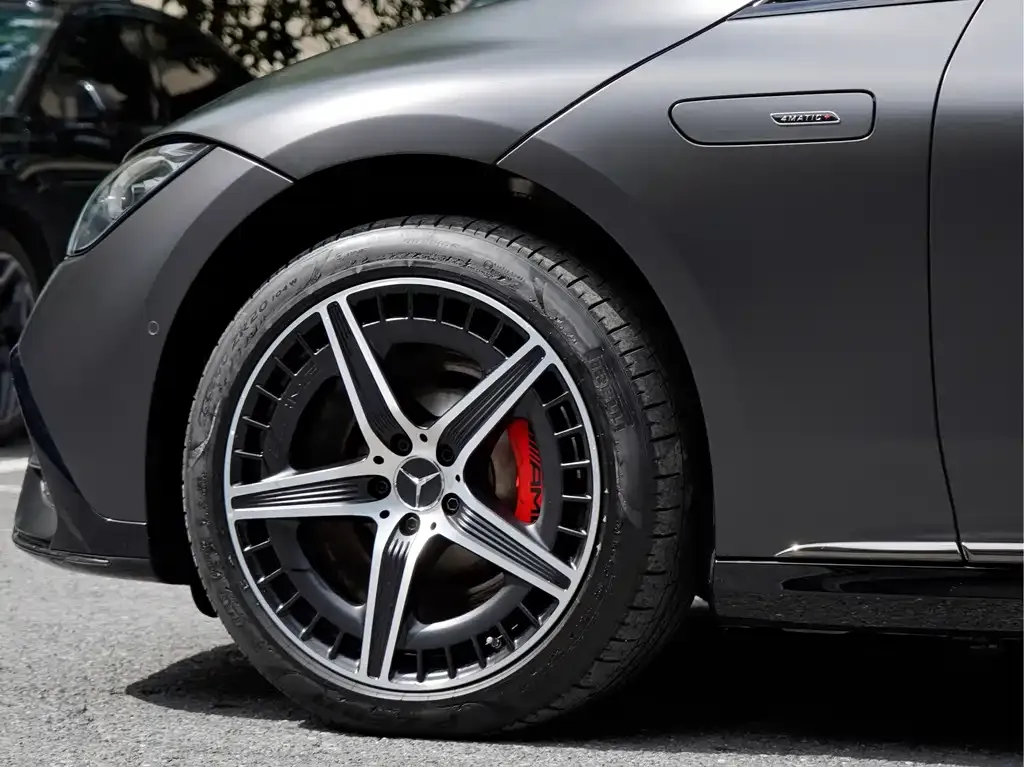 Mercedes-Benz EQE AMG — фото 4