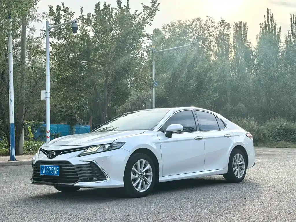 Toyota Camry — фото 1
