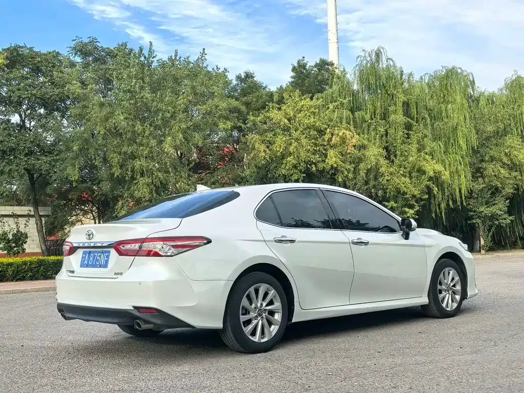 Toyota Camry — фото 9