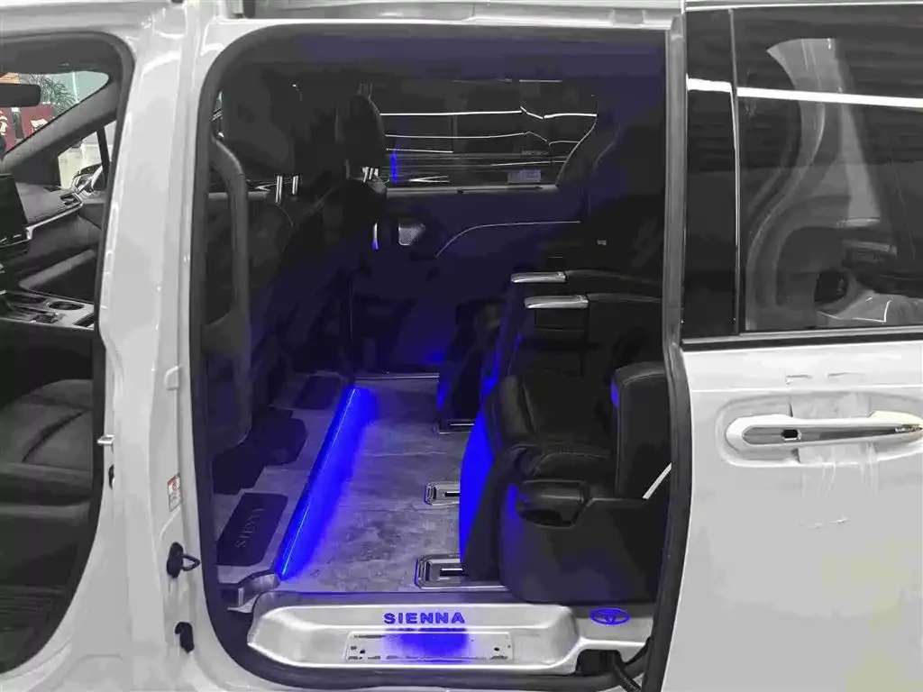 Toyota Sienna — фото 10