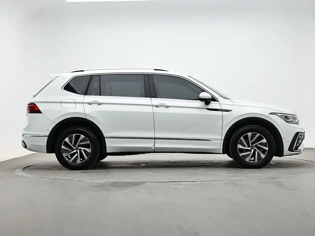 Volkswagen Tiguan L PHEV — фото 3