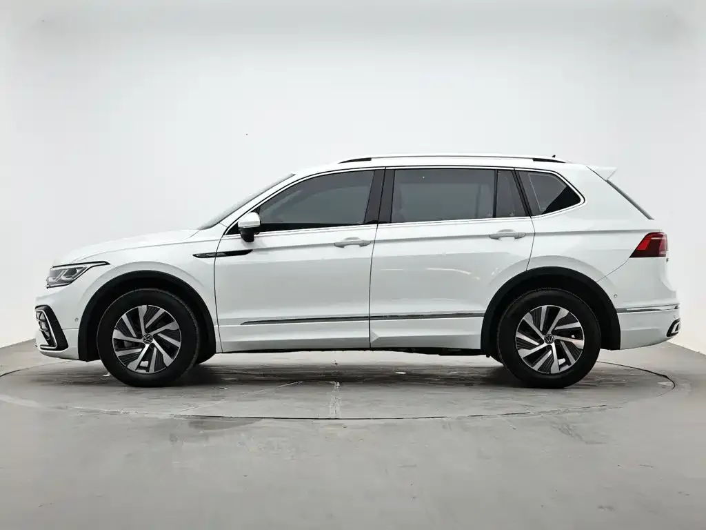 Volkswagen Tiguan L PHEV — фото 6