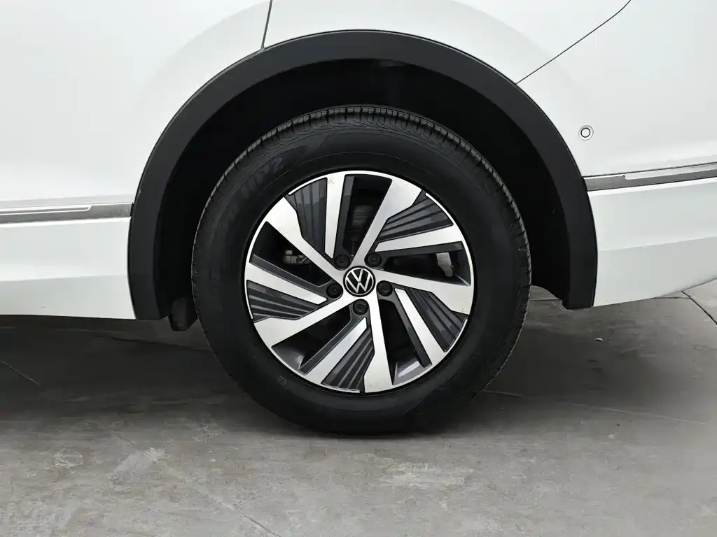 Volkswagen Tiguan L PHEV — фото 9