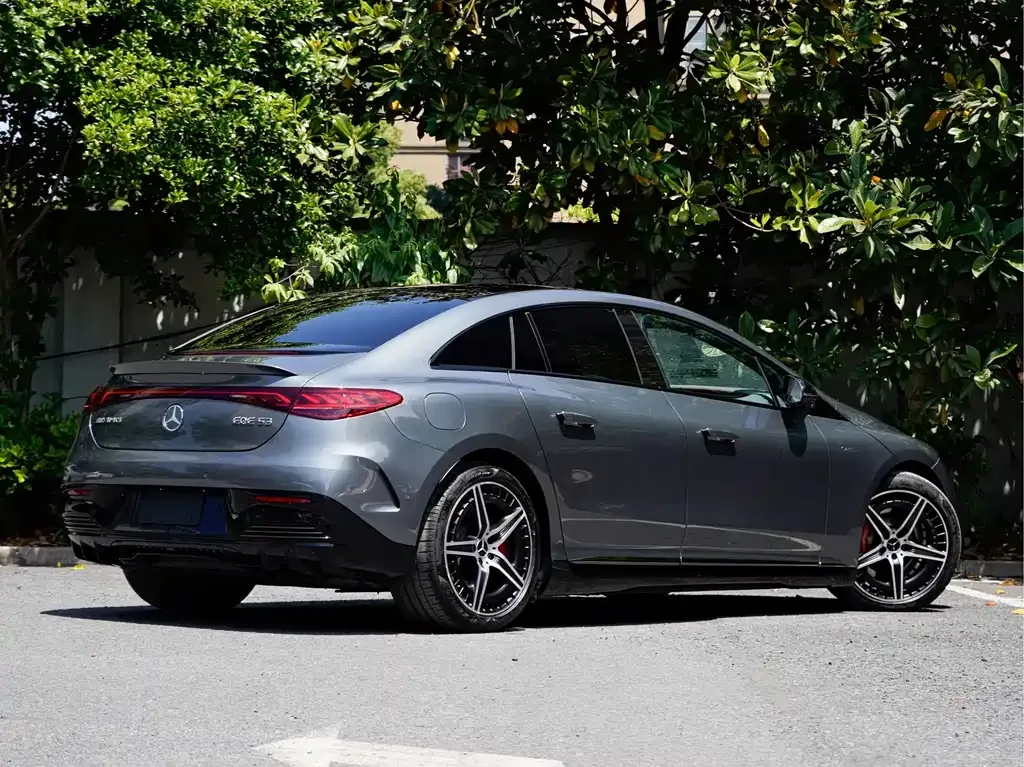 Mercedes-Benz EQE AMG — фото 9
