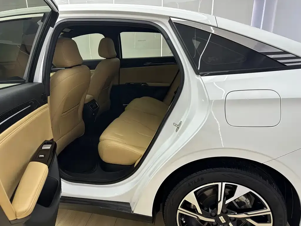 Geely Galaxy L6 — фото 6