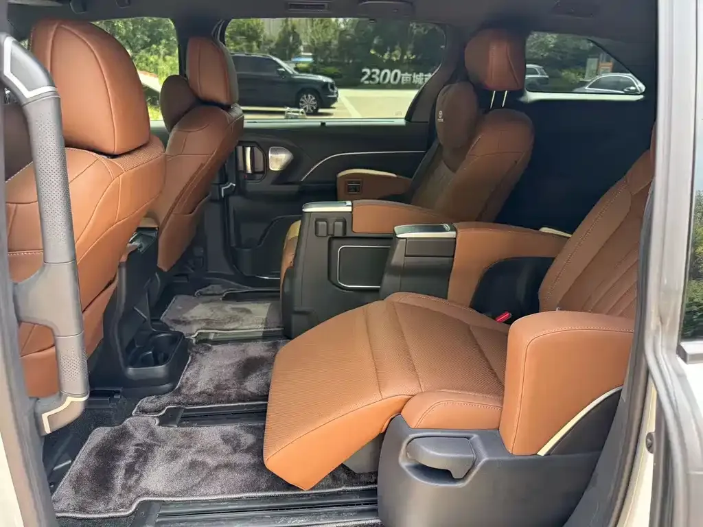 Toyota Sienna — фото 2