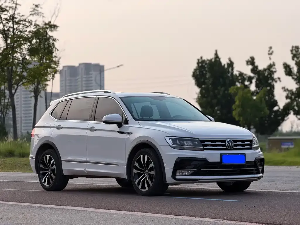 Volkswagen Tiguan L — фото 10